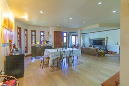 Casa à venda com 310m², 4 quartos e 4 vagas Casa à venda com 310m², 4 quartos e 4 vagasSala de Jantar