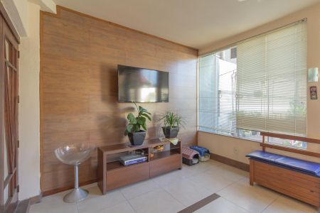 Casa à venda com 310m², 4 quartos e 4 vagas Casa à venda com 310m², 4 quartos e 4 vagasVaranda