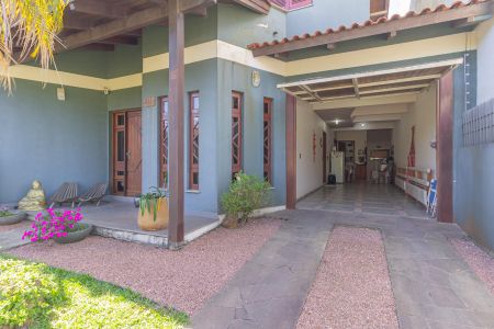 Casa à venda com 310m², 4 quartos e 4 vagas Casa à venda com 310m², 4 quartos e 4 vagasGaragem e Fachada