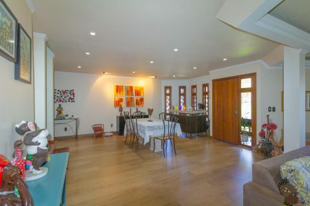 Casa à venda com 310m², 4 quartos e 4 vagas Casa à venda com 310m², 4 quartos e 4 vagasSala de Jantar