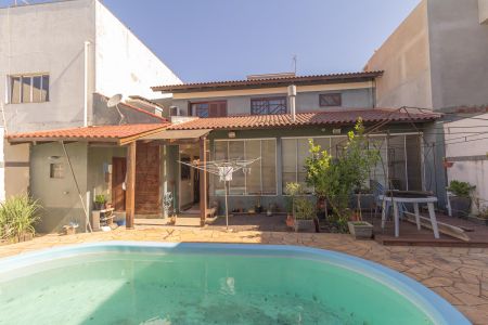 Casa à venda com 310m², 4 quartos e 4 vagas Casa à venda com 310m², 4 quartos e 4 vagasPátio nos fundos/Piscina