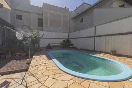 Casa à venda com 310m², 4 quartos e 4 vagas Casa à venda com 310m², 4 quartos e 4 vagasPátio nos fundos/Piscina