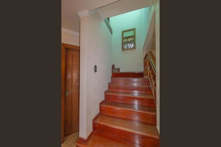 Casa à venda com 310m², 4 quartos e 4 vagas Casa à venda com 310m², 4 quartos e 4 vagasEscada de acesso