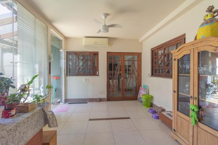 Casa à venda com 310m², 4 quartos e 4 vagas Casa à venda com 310m², 4 quartos e 4 vagasVaranda