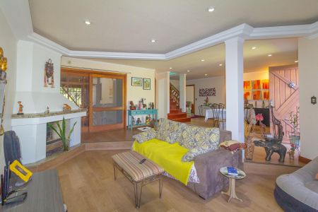 Casa à venda com 310m², 4 quartos e 4 vagas Casa à venda com 310m², 4 quartos e 4 vagasSala