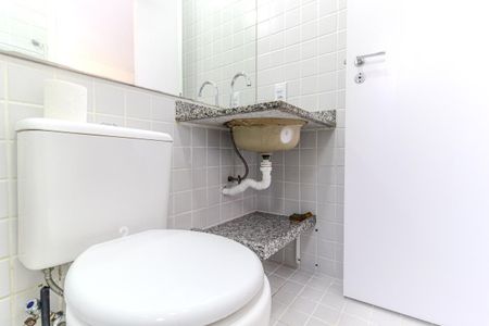 Banheiro de kitnet/studio para alugar com 1 quarto, 28m² em Vila Buarque, São Paulo