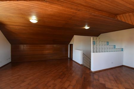 Casa de condomínio para alugar com 210m², 3 quartos e 2 vagasÁtico