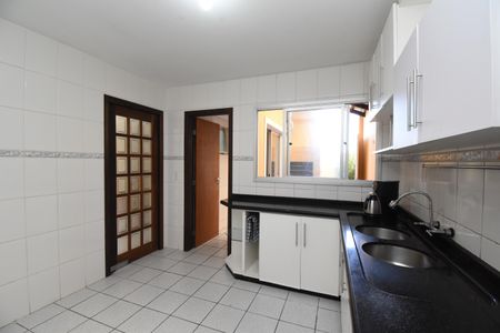 Casa de condomínio para alugar com 210m², 3 quartos e 2 vagasCozinha