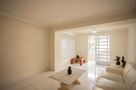 Casa para alugar com 300m², 3 quartos e 2 vagasSala