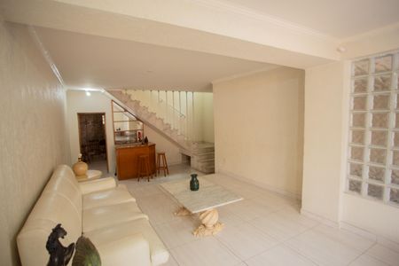 Casa para alugar com 300m², 3 quartos e 2 vagasSala