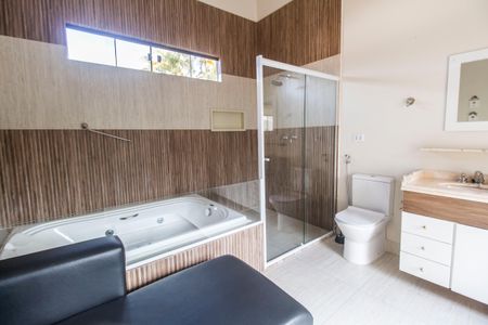 Casa de condomínio à venda com 380m², 4 quartos e 4 vagasBanheiro da Suíte 2