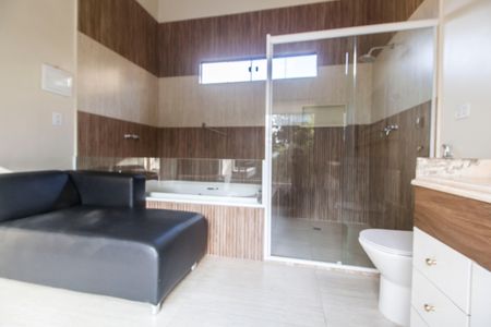 Casa de condomínio à venda com 380m², 4 quartos e 4 vagasBanheiro da Suíte 2
