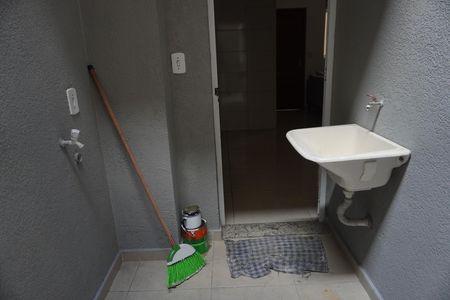 Área de serviço de casa de condomínio para alugar com 1 quarto, 37m² em Vila Carmosina, São Paulo