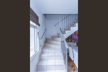 Casa à venda com 142m², 3 quartos e 2 vagasEscada