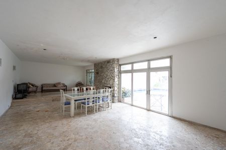 Casa à venda com 800m², 3 quartos e 3 vagas Casa à venda com 800m², 3 quartos e 3 vagasSala 1