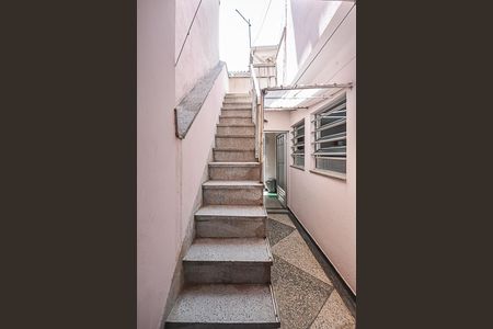 Casa à venda com 280m², 2 quartos e 5 vagas Casa à venda com 280m², 2 quartos e 5 vagasEscada