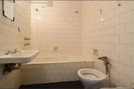 Banheiro de kitnet/studio para alugar com 1 quarto, 20m² em Funcionários, Belo Horizonte