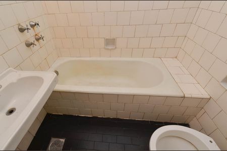 Banheiro de kitnet/studio para alugar com 1 quarto, 20m² em Funcionários, Belo Horizonte