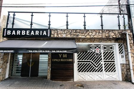 Casa à venda com 180m², 2 quartos e 2 vagas Casa à venda com 180m², 2 quartos e 2 vagasFachada