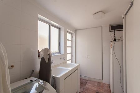 Casa à venda com 310m², 6 quartos e 4 vagas Casa à venda com 310m², 6 quartos e 4 vagasÁrea de Serviço