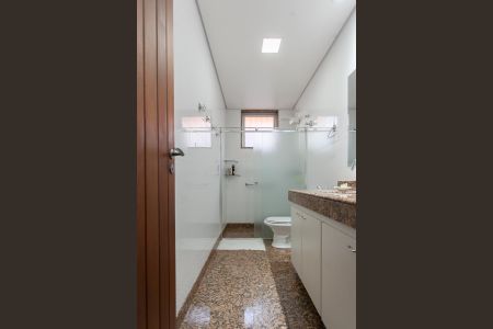 Casa à venda com 310m², 6 quartos e 4 vagas Casa à venda com 310m², 6 quartos e 4 vagasBanheiro Social