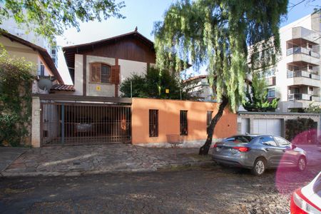 Casa à venda com 310m², 6 quartos e 4 vagas Casa à venda com 310m², 6 quartos e 4 vagasFachada