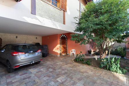 Casa à venda com 310m², 6 quartos e 4 vagas Casa à venda com 310m², 6 quartos e 4 vagasGaragem