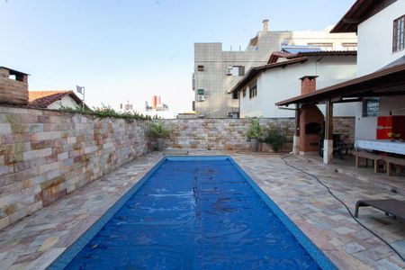 Casa à venda com 310m², 6 quartos e 4 vagas Casa à venda com 310m², 6 quartos e 4 vagasPiscina