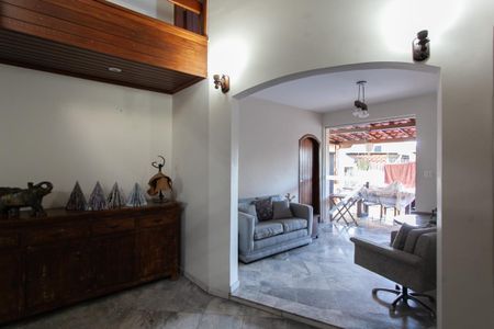 Casa à venda com 310m², 6 quartos e 4 vagas Casa à venda com 310m², 6 quartos e 4 vagasSala 1