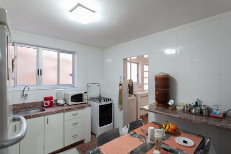 Casa à venda com 310m², 6 quartos e 4 vagas Casa à venda com 310m², 6 quartos e 4 vagasCozinha