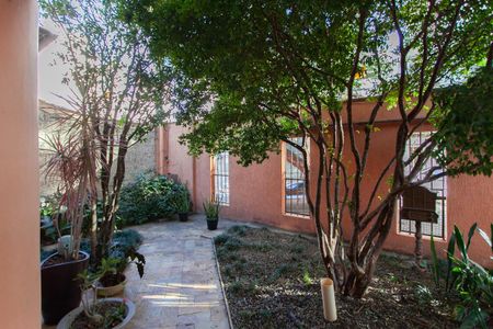 Casa à venda com 310m², 6 quartos e 4 vagas Casa à venda com 310m², 6 quartos e 4 vagasEntrada