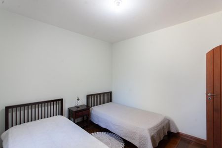 Casa à venda com 310m², 6 quartos e 4 vagas Casa à venda com 310m², 6 quartos e 4 vagasQuarto 1