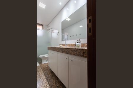 Casa à venda com 310m², 6 quartos e 4 vagas Casa à venda com 310m², 6 quartos e 4 vagasBanheiro Social