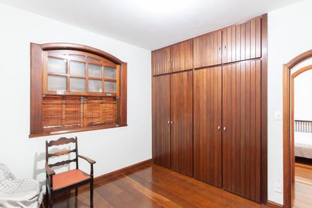 Casa à venda com 310m², 6 quartos e 4 vagas Casa à venda com 310m², 6 quartos e 4 vagasQuarto 2