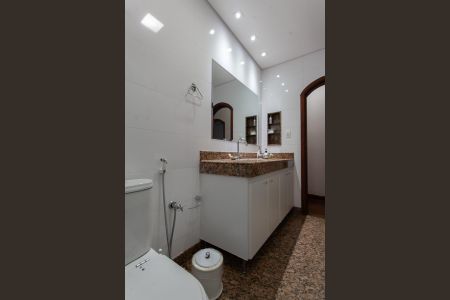 Casa à venda com 310m², 6 quartos e 4 vagas Casa à venda com 310m², 6 quartos e 4 vagasBanheiro Social