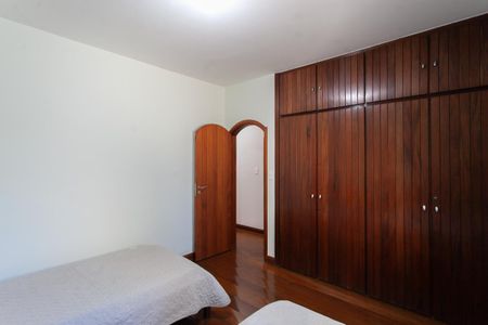 Casa à venda com 310m², 6 quartos e 4 vagas Casa à venda com 310m², 6 quartos e 4 vagasQuarto 1