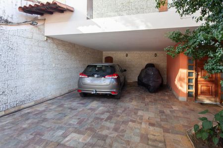 Casa à venda com 310m², 6 quartos e 4 vagas Casa à venda com 310m², 6 quartos e 4 vagasGaragem