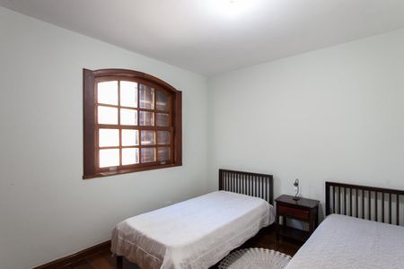 Casa à venda com 310m², 6 quartos e 4 vagas Casa à venda com 310m², 6 quartos e 4 vagasQuarto 1