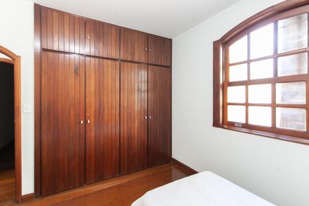 Casa à venda com 310m², 6 quartos e 4 vagas Casa à venda com 310m², 6 quartos e 4 vagasQuarto 1