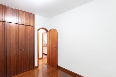 Casa à venda com 310m², 6 quartos e 4 vagas Casa à venda com 310m², 6 quartos e 4 vagasQuarto 2