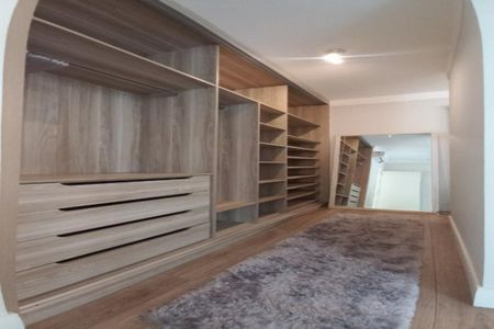Casa de condomínio à venda com 268m², 3 quartos e 4 vagasCloset da suíte 3