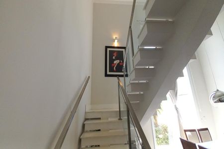 Casa de condomínio à venda com 268m², 3 quartos e 4 vagasEscada