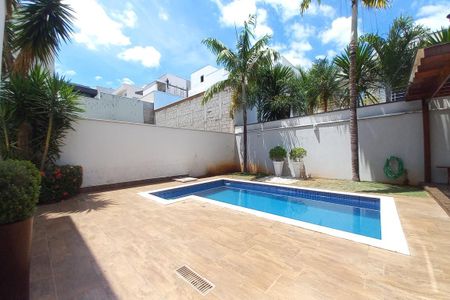 Casa de condomínio à venda com 268m², 3 quartos e 4 vagasÁrea comum - Piscina