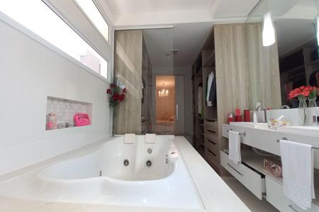 Casa de condomínio à venda com 268m², 3 quartos e 4 vagasBanheiro da Suíte 1