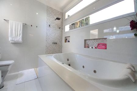 Casa de condomínio à venda com 268m², 3 quartos e 4 vagasBanheiro da Suíte 1