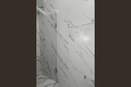 Banheiro social de kitnet/studio para alugar com 0 quarto, 35m² em São Geraldo, Porto Alegre