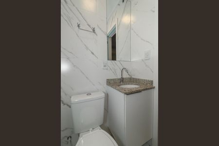 Banheiro social de kitnet/studio para alugar com 0 quarto, 35m² em São Geraldo, Porto Alegre