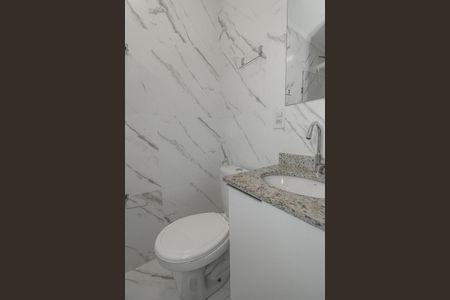 Banheiro social de kitnet/studio para alugar com 0 quarto, 35m² em São Geraldo, Porto Alegre