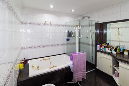Apartamento à venda com 259m², 3 quartos e 4 vagas Apartamento à venda com 259m², 3 quartos e 4 vagasBanheiro da Suíte 1