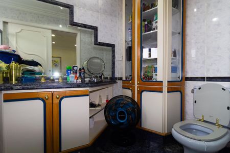 Apartamento à venda com 259m², 3 quartos e 4 vagas Apartamento à venda com 259m², 3 quartos e 4 vagasBanheiro da Suíte 2